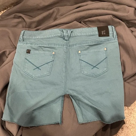 Women brand new shorts - Picture 2 of 3
